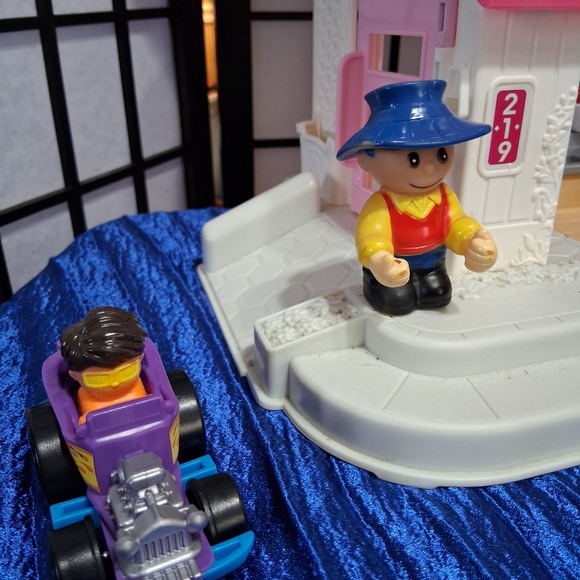 Little People Barbie Little Dreamhouse Toddler Playset with Figures - Picture 12 of 16